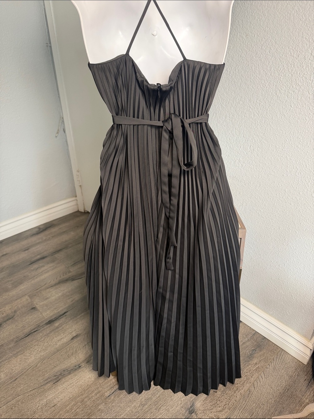 Elegant Black Pleated Maxi Dress with Spaghetti Straps - Picture 3 of 9